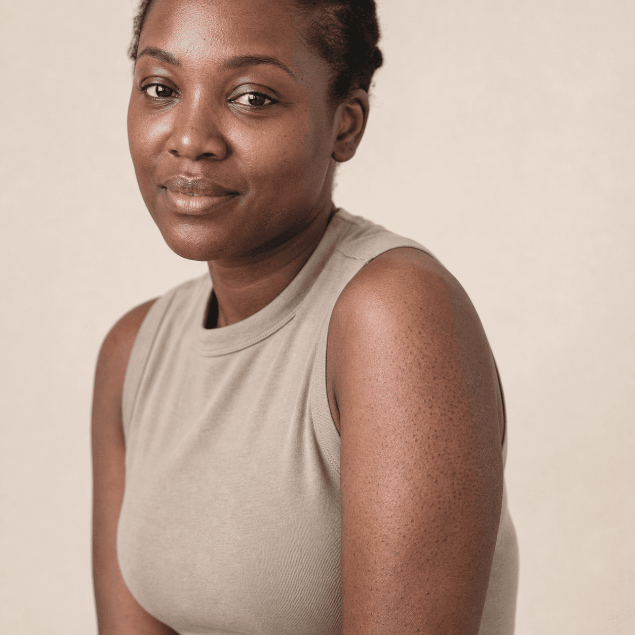 Keratosis pilaris i mörk hud: knottror och pigment