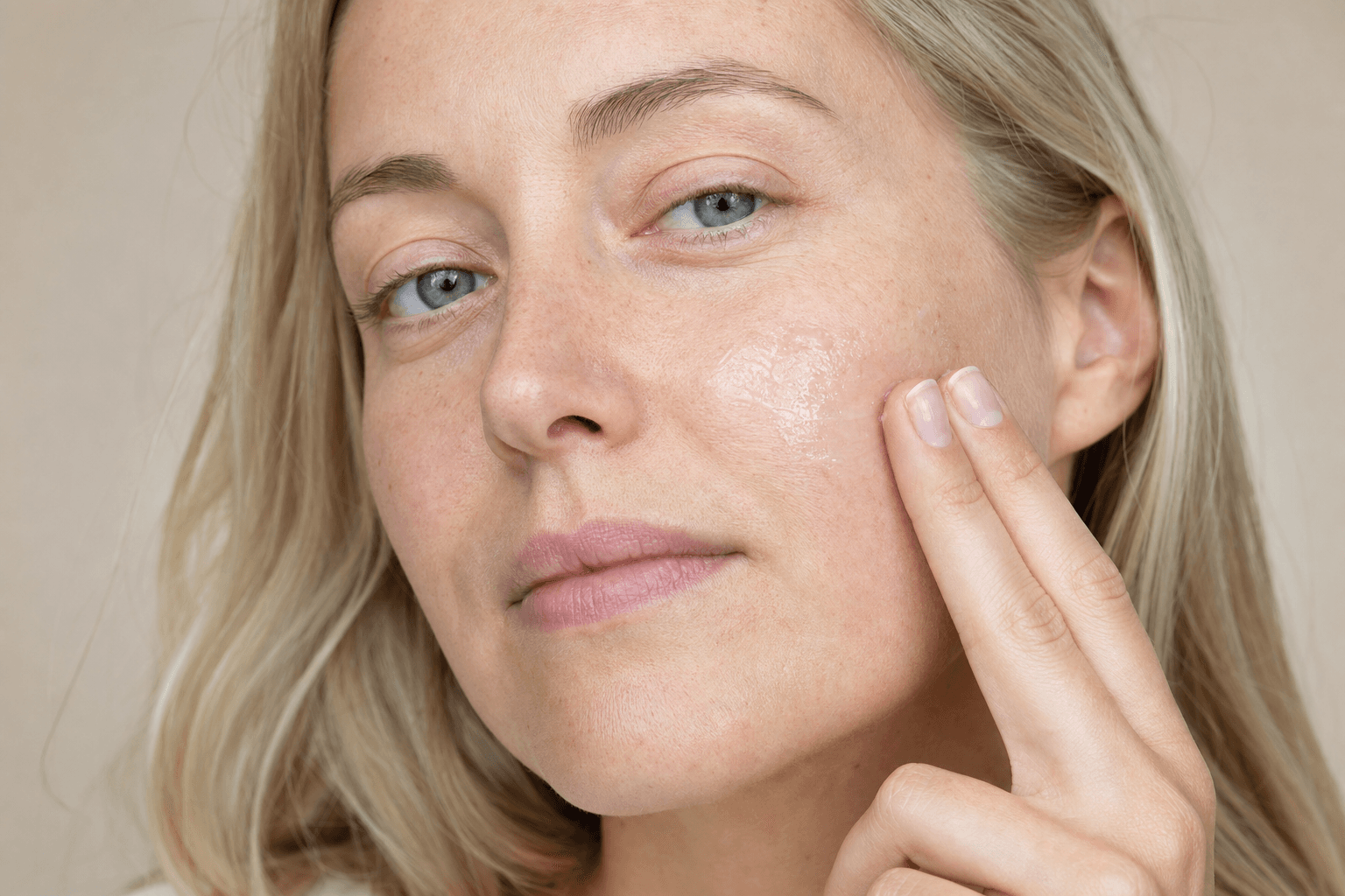 Slugging: when petroleum jelly helps dry skin and when it is too much - example skin